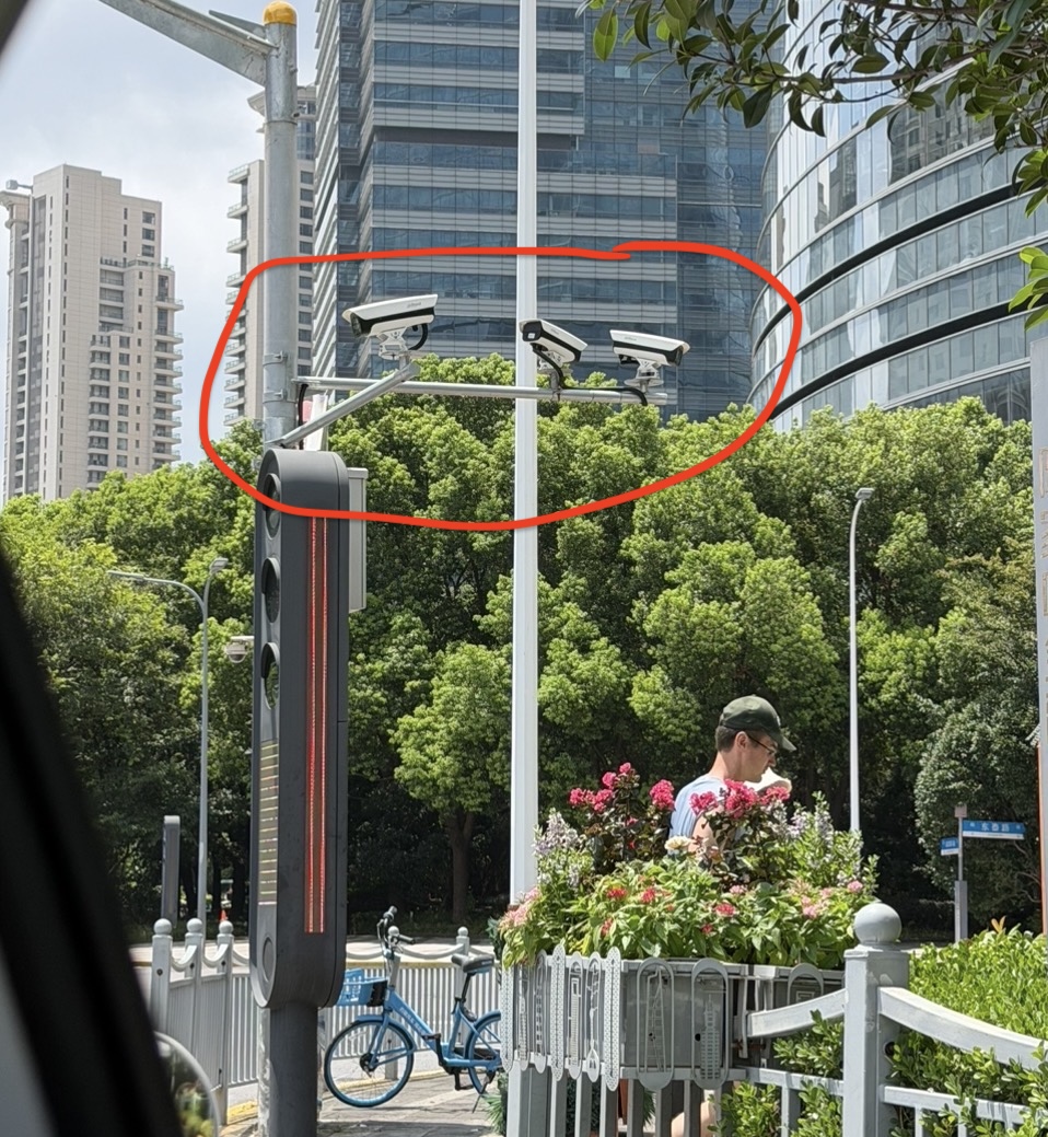 Camera’s en sensoren op de openbare wegen van Shanghai. Toch zag ik mensen bij rood gewoon de straat oversteken (creditscoring?)