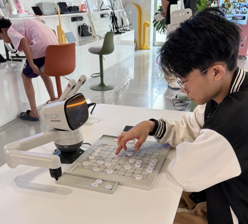 Bezoeker van de Matrix Store in Shanghai speelt een bordspel tegen een robot