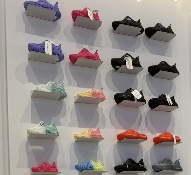 Voorbeelden van 3D-geprinte schoenen in verschillende kleuren
