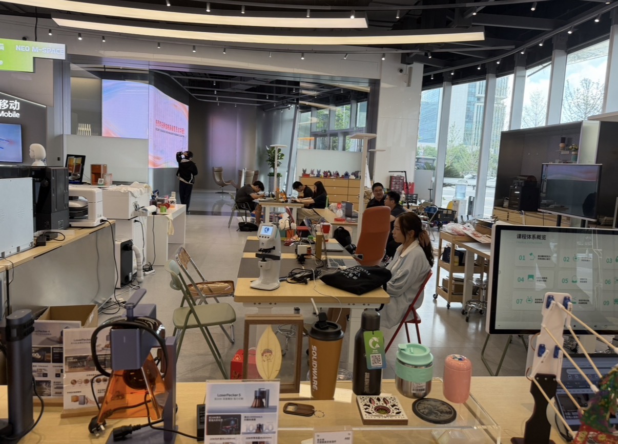 Studenten testen AI-producten in de Matrix Store in Shanghai