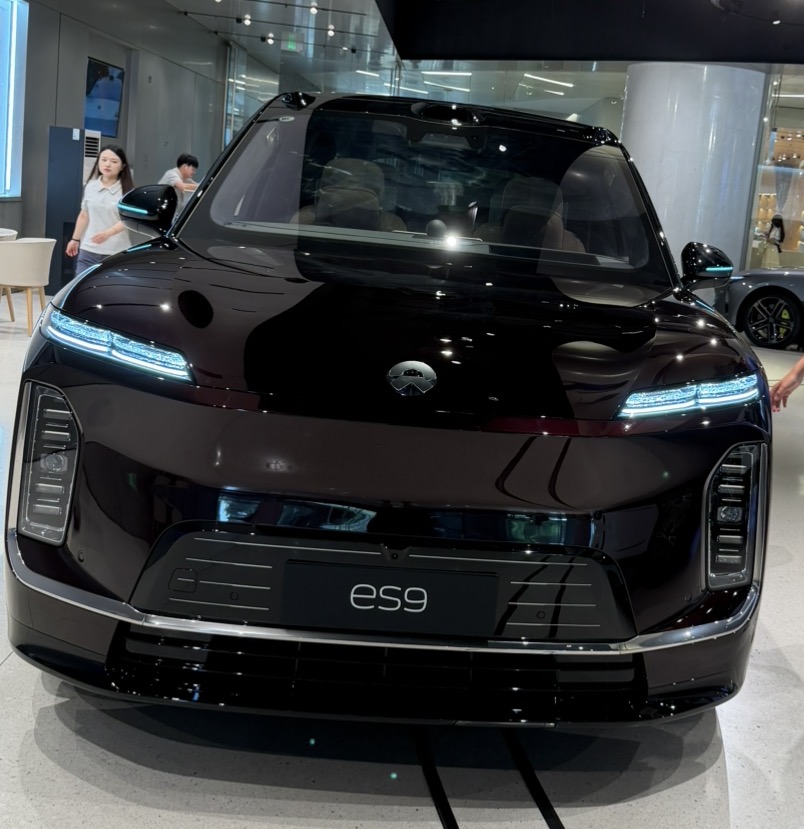 NIO ES9 in de showroom